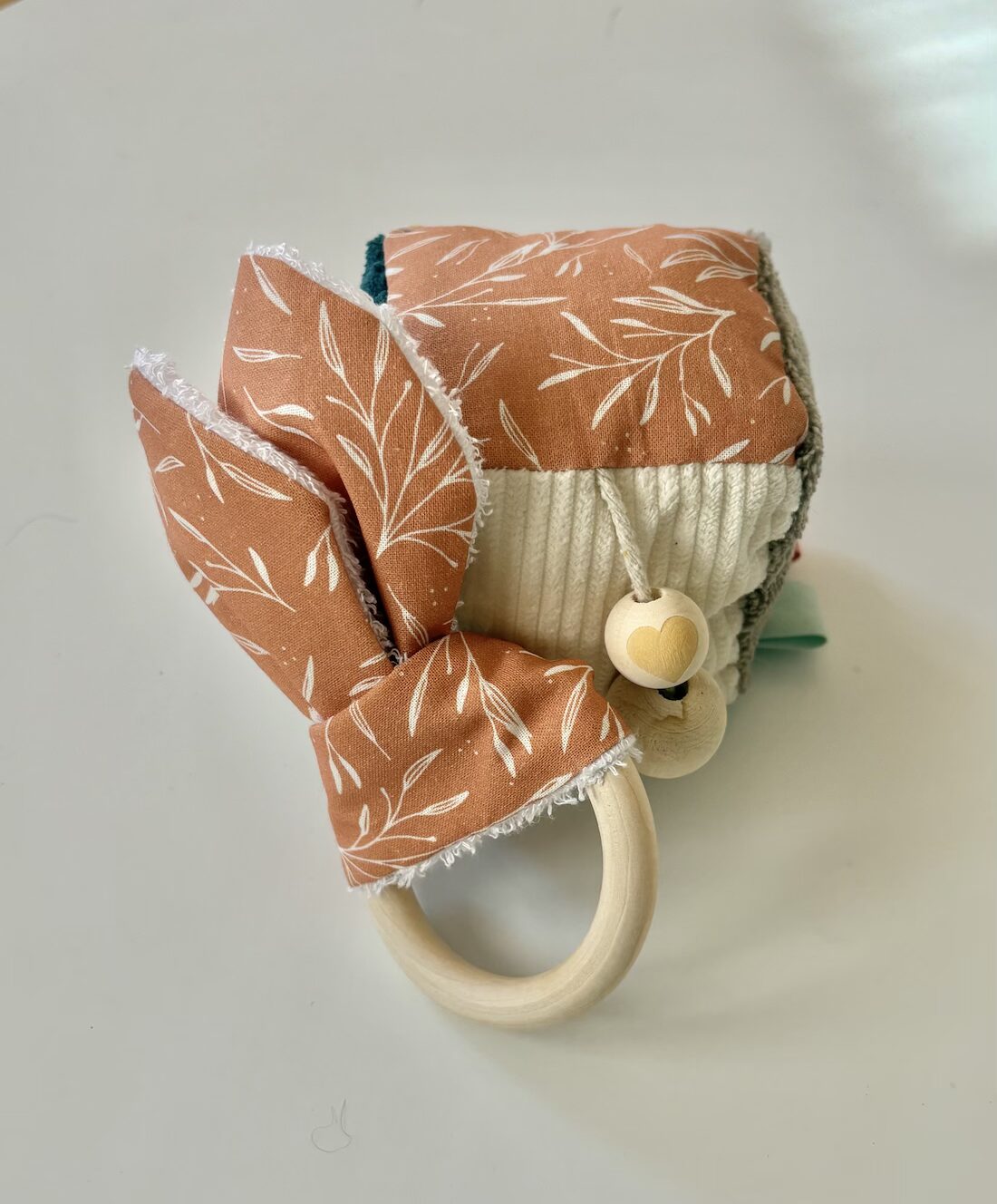 Set sensorial Soft Flowers - cubo y mordedor